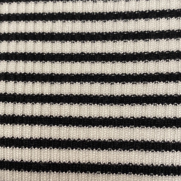 Venus striped stretchy top. Size medium - Picture 8 of 8